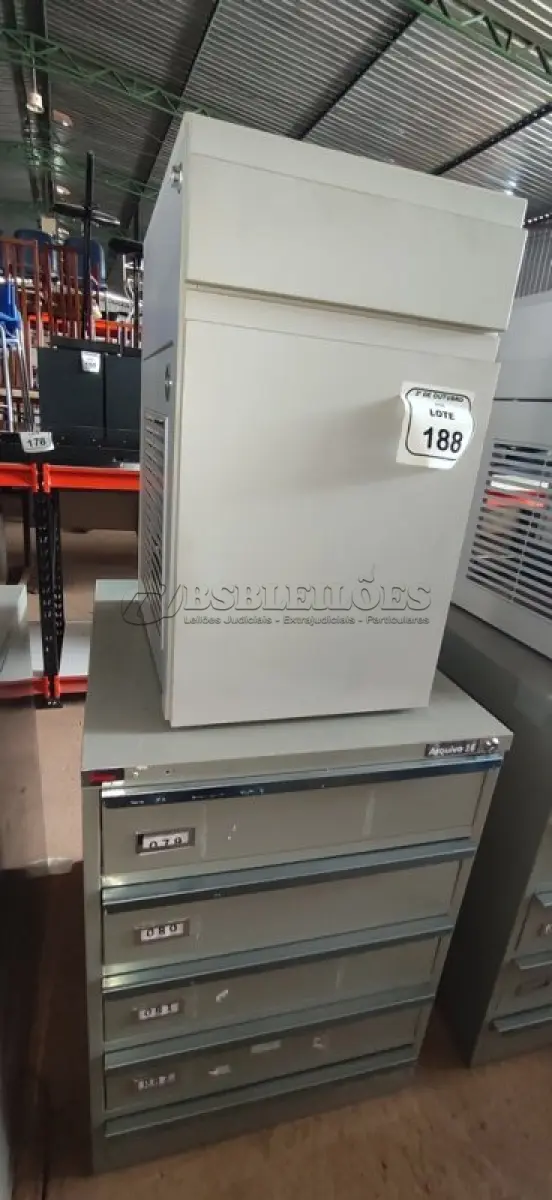 LOTE 188 - 01 ARQUIVO BAIXO DE AÇO COM 05 GAVETAS E 01 ARMÁRIO BAIXO COM 01 GAVETA E SUPORTE PARA CPU. (NO ESTADO) ATENÇÃO! FAZER A VISITAÇÃO ANTES DE ARREMATAR, NÃO SABEMOS SE FUNCIONA, LEILÃO NÃO TEM GARANTIA E NEM DEVOLUÇÃO, SUJEITO A POSSÍVEIS AVARIAS VISÍVEIS/OCULTAS E/OU AUSÊNCIA DE COMPONENTES.