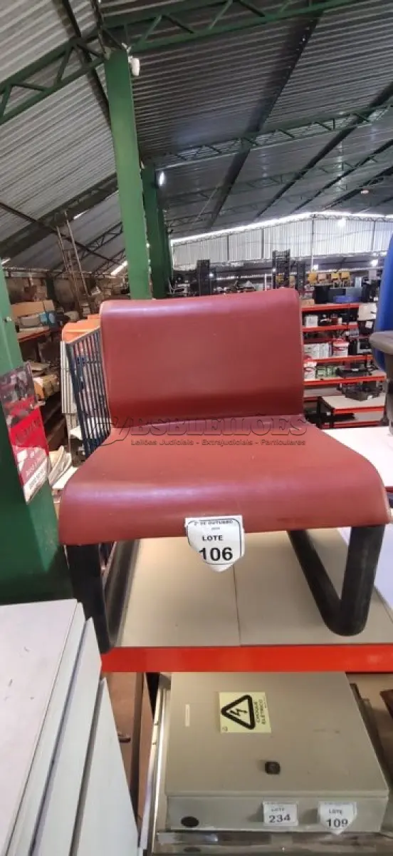 LOTE 106 - 01 CADEIRA DE ESPERA NA COR VERMELHA. (NO ESTADO) ATENÇÃO! FAZER A VISITAÇÃO ANTES DE ARREMATAR, NÃO SABEMOS SE FUNCIONA, LEILÃO NÃO TEM GARANTIA E NEM DEVOLUÇÃO, SUJEITO A POSSÍVEIS AVARIAS VISÍVEIS/OCULTAS E/OU AUSÊNCIA DE COMPONENTES.