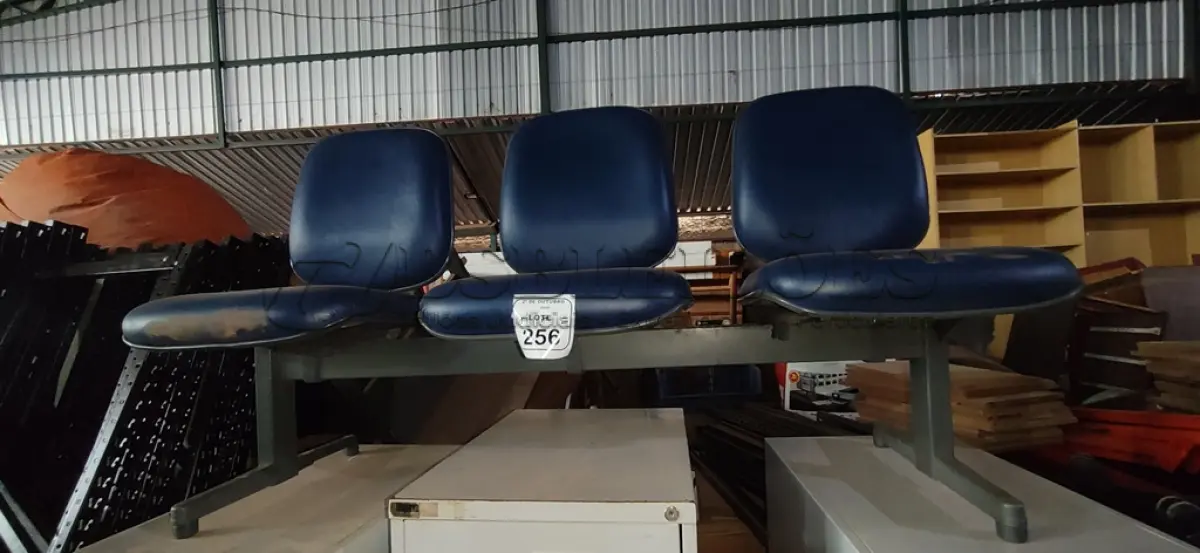 LOTE 256 - 01 CADEIRA TIPO LONGARINA DE 03 LUGARES. (NO ESTADO) ATENÇÃO! FAZER A VISITAÇÃO ANTES DE ARREMATAR, NÃO SABEMOS SE FUNCIONA, LEILÃO NÃO TEM GARANTIA E NEM DEVOLUÇÃO, SUJEITO A POSSÍVEIS AVARIAS VISÍVEIS/OCULTAS E/OU AUSÊNCIA DE COMPONENTES.