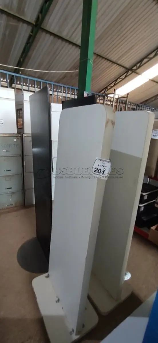 LOTE 201 - 04 PAINÉIS EXPOSITORES DE BANNER. (NO ESTADO) ATENÇÃO! FAZER A VISITAÇÃO ANTES DE ARREMATAR, NÃO SABEMOS SE FUNCIONA, LEILÃO NÃO TEM GARANTIA E NEM DEVOLUÇÃO, SUJEITO A POSSÍVEIS AVARIAS VISÍVEIS/OCULTAS E/OU AUSÊNCIA DE COMPONENTES.