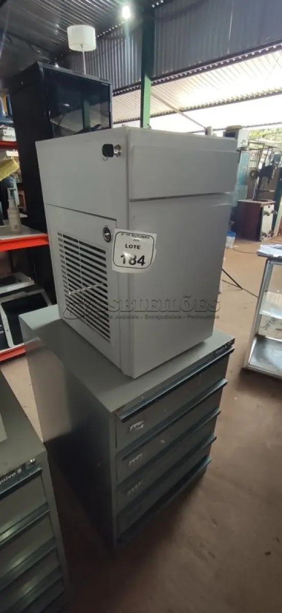 LOTE 184 - 01 ARQUIVO BAIXO DE AÇO COM 05 GAVETAS E 01 ARMÁRIO BAIXO COM 01 GAVETA E SUPORTE PARA CPU. (NO ESTADO) ATENÇÃO! FAZER A VISITAÇÃO ANTES DE ARREMATAR, NÃO SABEMOS SE FUNCIONA, LEILÃO NÃO TEM GARANTIA E NEM DEVOLUÇÃO, SUJEITO A POSSÍVEIS AVARIAS VISÍVEIS/OCULTAS E/OU AUSÊNCIA DE COMPONENTES.