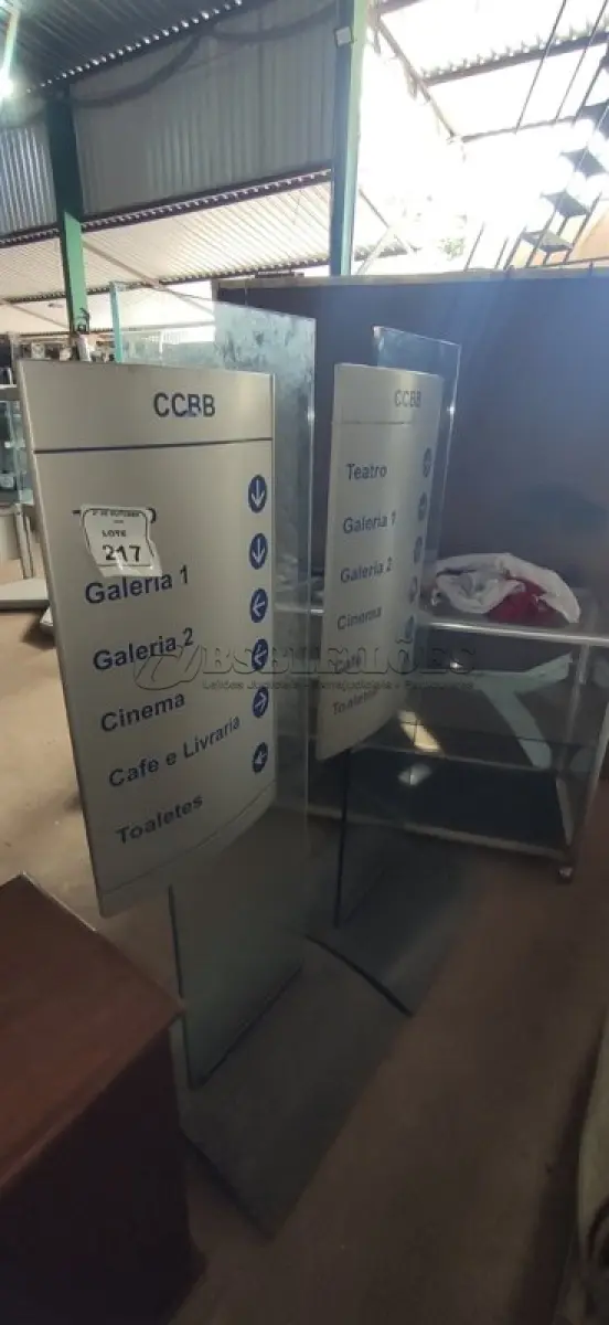LOTE 217 - 02 PLACAS DE SINALIZAÇÃO. (NO ESTADO) ATENÇÃO! FAZER A VISITAÇÃO ANTES DE ARREMATAR, NÃO SABEMOS SE FUNCIONA, LEILÃO NÃO TEM GARANTIA E NEM DEVOLUÇÃO, SUJEITO A POSSÍVEIS AVARIAS VISÍVEIS/OCULTAS E/OU AUSÊNCIA DE COMPONENTES.