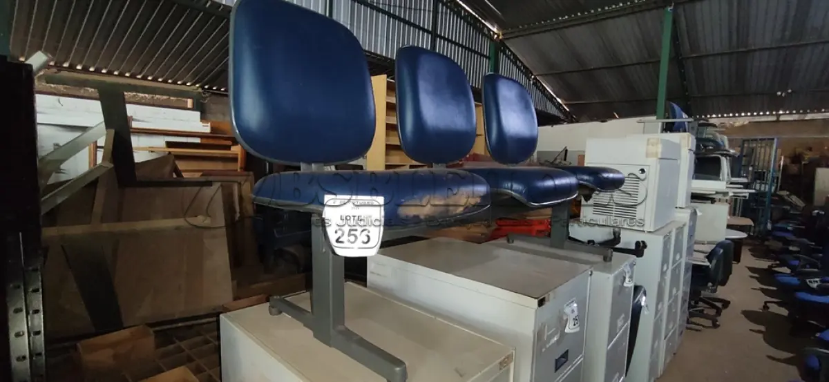 LOTE 256 - 01 CADEIRA TIPO LONGARINA DE 03 LUGARES. (NO ESTADO) ATENÇÃO! FAZER A VISITAÇÃO ANTES DE ARREMATAR, NÃO SABEMOS SE FUNCIONA, LEILÃO NÃO TEM GARANTIA E NEM DEVOLUÇÃO, SUJEITO A POSSÍVEIS AVARIAS VISÍVEIS/OCULTAS E/OU AUSÊNCIA DE COMPONENTES.