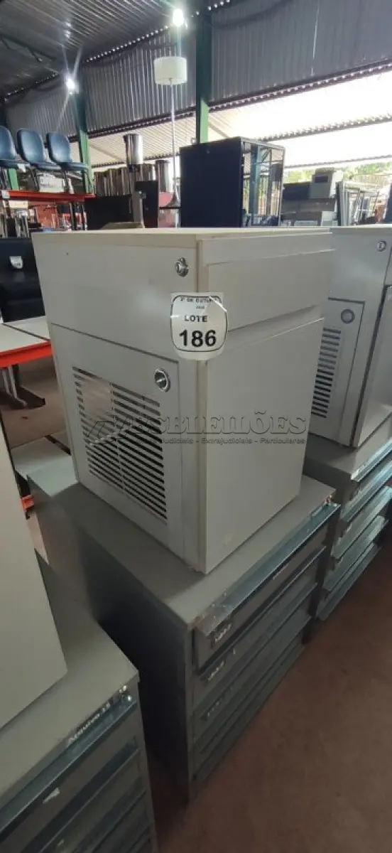 LOTE 186 - 01 ARQUIVO BAIXO DE AÇO COM 05 GAVETAS E 01 ARMÁRIO BAIXO COM 01 GAVETA E SUPORTE PARA CPU. (NO ESTADO) ATENÇÃO! FAZER A VISITAÇÃO ANTES DE ARREMATAR, NÃO SABEMOS SE FUNCIONA, LEILÃO NÃO TEM GARANTIA E NEM DEVOLUÇÃO, SUJEITO A POSSÍVEIS AVARIAS VISÍVEIS/OCULTAS E/OU AUSÊNCIA DE COMPONENTES.