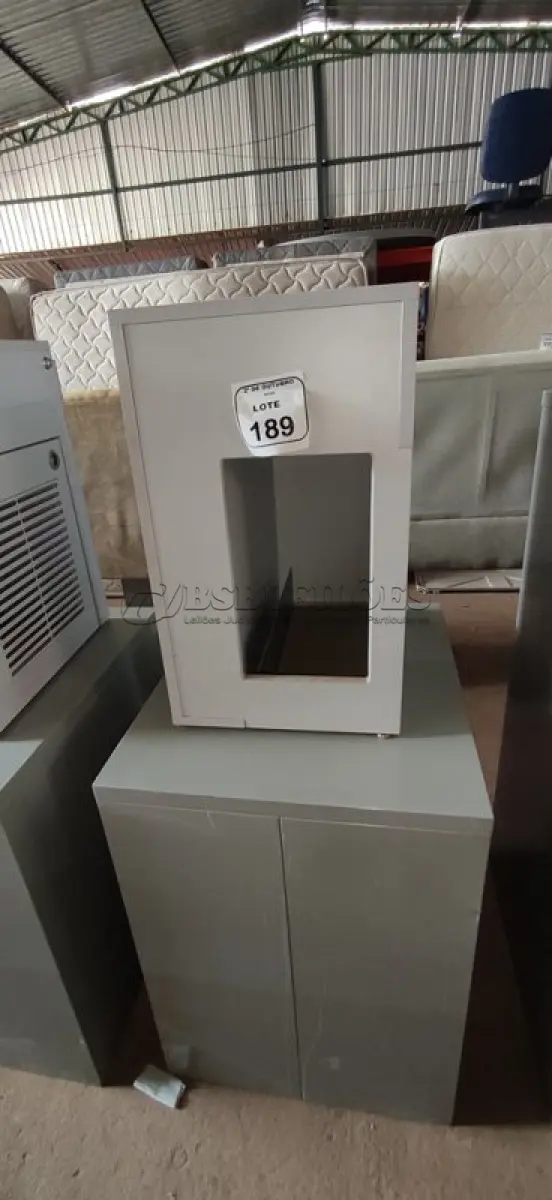 LOTE 189 - 01 ARQUIVO BAIXO DE AÇO COM 05 GAVETAS E 01 ARMÁRIO BAIXO COM 01 GAVETA E SUPORTE PARA CPU. (NO ESTADO) ATENÇÃO! FAZER A VISITAÇÃO ANTES DE ARREMATAR, NÃO SABEMOS SE FUNCIONA, LEILÃO NÃO TEM GARANTIA E NEM DEVOLUÇÃO, SUJEITO A POSSÍVEIS AVARIAS VISÍVEIS/OCULTAS E/OU AUSÊNCIA DE COMPONENTES.