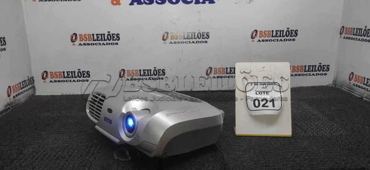 LOTE 021 - 01 PROJETOR MARCA EPSON SEM CABOS. (NO ESTADO) ATENÇÃO! FAZER A VISITAÇÃO ANTES DE ARREMATAR, NÃO SABEMOS SE FUNCIONA, LEILÃO NÃO TEM GARANTIA E NEM DEVOLUÇÃO, SUJEITO A POSSÍVEIS AVARIAS VISÍVEIS/OCULTAS E/OU AUSÊNCIA DE COMPONENTES.