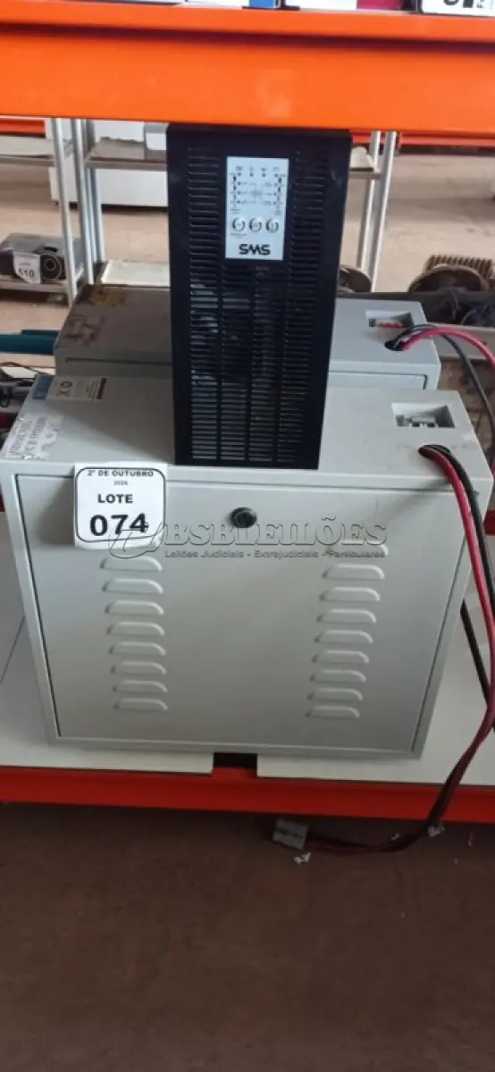 LOTE 074 - 01 NOBREAK DE 1684 VA MARCA SMS E 02 BANCOS DE BATERIAS VAZIOS. (NO ESTADO) ATENÇÃO! FAZER A VISITAÇÃO ANTES DE ARREMATAR, NÃO SABEMOS SE FUNCIONA, LEILÃO NÃO TEM GARANTIA E NEM DEVOLUÇÃO, SUJEITO A POSSÍVEIS AVARIAS VISÍVEIS/OCULTAS E/OU AUSÊNCIA DE COMPONENTES.