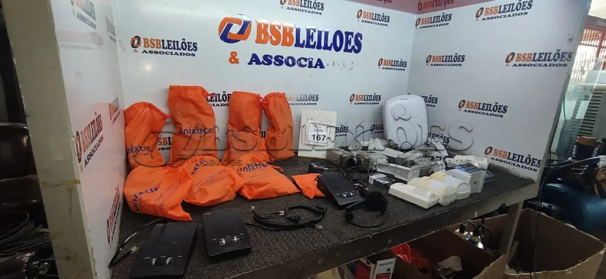 LOTE 167 - 01 LOTE COM BASE AMPLIFICADORA PARA HEADSET, HEADSETS, CÂMERAS DE SEGURANÇA E 01 FONTE DE ALIMENTAÇÃO ININTERRUPTA MODELO FA 1220S. (NO ESTADO) ATENÇÃO! FAZER A VISITAÇÃO ANTES DE ARREMATAR, NÃO SABEMOS SE FUNCIONA, LEILÃO NÃO TEM GARANTIA E NEM DEVOLUÇÃO, SUJEITO A POSSÍVEIS AVARIAS VISÍVEIS/OCULTAS E/OU AUSÊNCIA DE COMPONENTES.