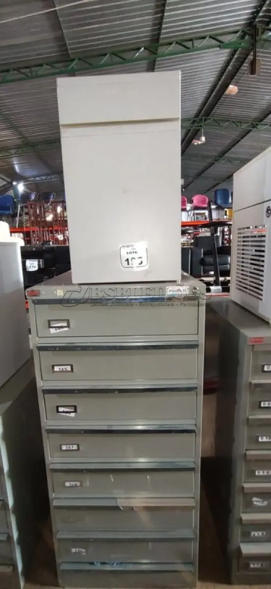 LOTE 195 - 01 ARQUIVO BAIXO DE AÇO COM 07 GAVETAS E 01 ARMÁRIO BAIXO COM 01 GAVETA E SUPORTE PARA CPU. (NO ESTADO) ATENÇÃO! FAZER A VISITAÇÃO ANTES DE ARREMATAR, NÃO SABEMOS SE FUNCIONA, LEILÃO NÃO TEM GARANTIA E NEM DEVOLUÇÃO, SUJEITO A POSSÍVEIS AVARIAS VISÍVEIS/OCULTAS E/OU AUSÊNCIA DE COMPONENTES.