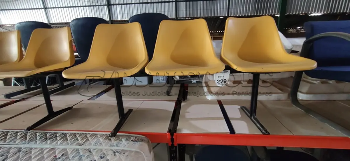 LOTE 229 - 01 CADEIRA LONGARINA DE 03 LUGARES. (NO ESTADO) ATENÇÃO! FAZER A VISITAÇÃO ANTES DE ARREMATAR, NÃO SABEMOS SE FUNCIONA, LEILÃO NÃO TEM GARANTIA E NEM DEVOLUÇÃO, SUJEITO A POSSÍVEIS AVARIAS VISÍVEIS/OCULTAS E/OU AUSÊNCIA DE COMPONENTES.