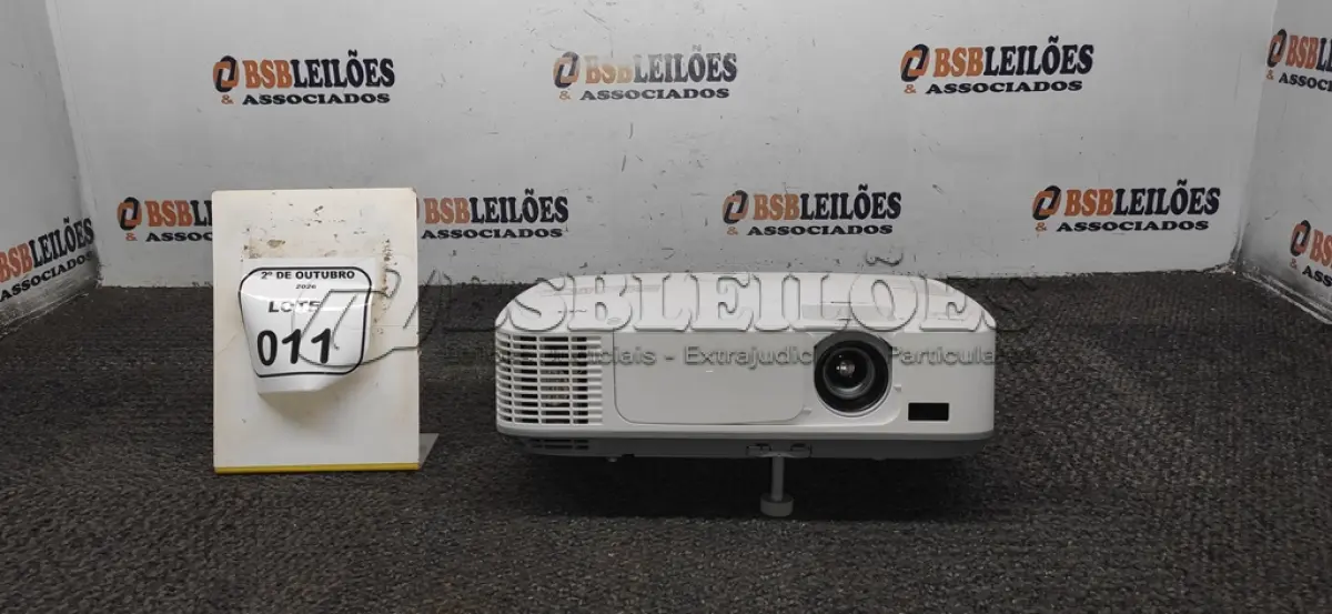 LOTE 011 - 01 PROJETOR MARCA BENQ SEM CABOS. (NO ESTADO) ATENÇÃO! FAZER A VISITAÇÃO ANTES DE ARREMATAR, NÃO SABEMOS SE FUNCIONA, LEILÃO NÃO TEM GARANTIA E NEM DEVOLUÇÃO, SUJEITO A POSSÍVEIS AVARIAS VISÍVEIS/OCULTAS E/OU AUSÊNCIA DE COMPONENTES.