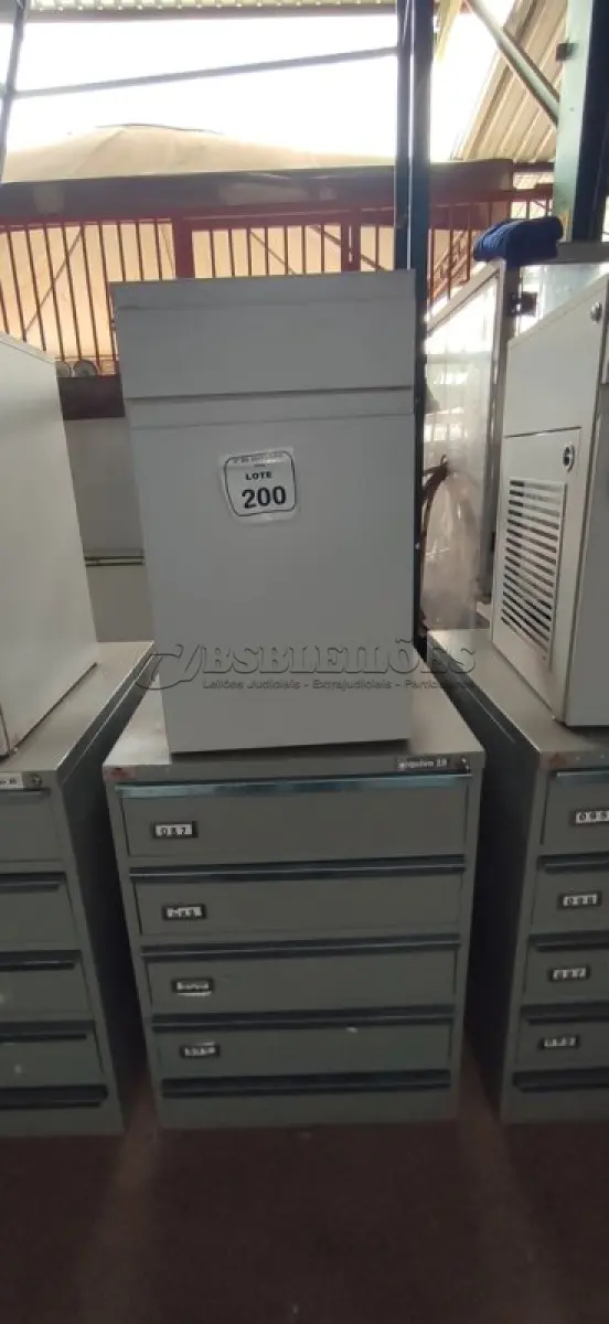 LOTE 200 - 01 ARQUIVO BAIXO DE AÇO COM 05 GAVETAS E 01 ARMÁRIO BAIXO COM 01 GAVETA E SUPORTE PARA CPU. (NO ESTADO) ATENÇÃO! FAZER A VISITAÇÃO ANTES DE ARREMATAR, NÃO SABEMOS SE FUNCIONA, LEILÃO NÃO TEM GARANTIA E NEM DEVOLUÇÃO, SUJEITO A POSSÍVEIS AVARIAS VISÍVEIS/OCULTAS E/OU AUSÊNCIA DE COMPONENTES.