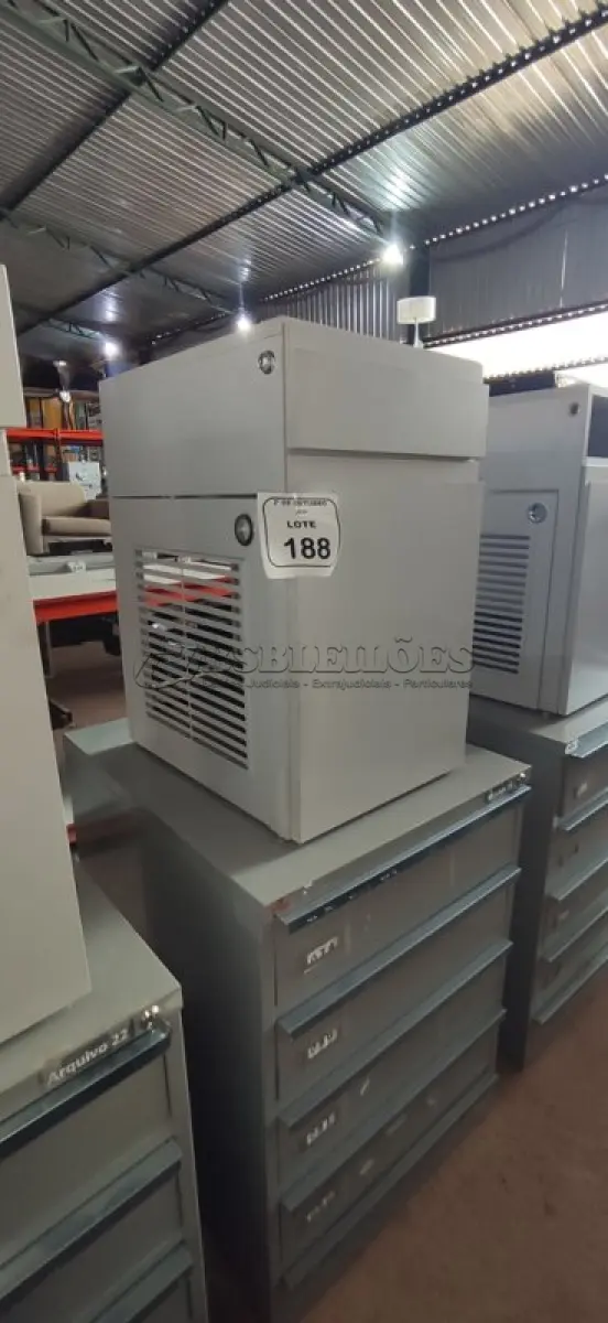 LOTE 188 - 01 ARQUIVO BAIXO DE AÇO COM 05 GAVETAS E 01 ARMÁRIO BAIXO COM 01 GAVETA E SUPORTE PARA CPU. (NO ESTADO) ATENÇÃO! FAZER A VISITAÇÃO ANTES DE ARREMATAR, NÃO SABEMOS SE FUNCIONA, LEILÃO NÃO TEM GARANTIA E NEM DEVOLUÇÃO, SUJEITO A POSSÍVEIS AVARIAS VISÍVEIS/OCULTAS E/OU AUSÊNCIA DE COMPONENTES.
