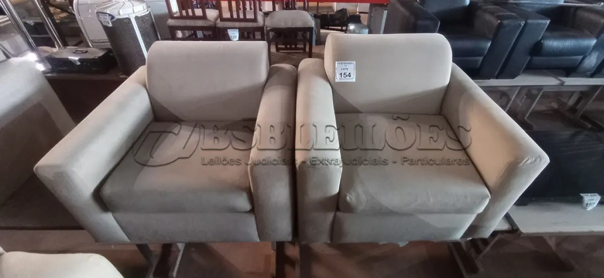 LOTE 154 - 02 POLTRONAS NA COR BEGE. (NO ESTADO) ATENÇÃO! FAZER A VISITAÇÃO ANTES DE ARREMATAR, NÃO SABEMOS SE FUNCIONA, LEILÃO NÃO TEM GARANTIA E NEM DEVOLUÇÃO, SUJEITO A POSSÍVEIS AVARIAS VISÍVEIS/OCULTAS E/OU AUSÊNCIA DE COMPONENTES.