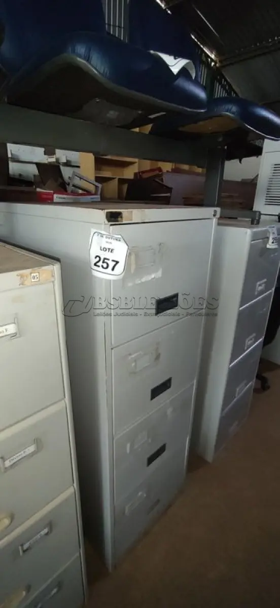 LOTE 257 - 01 ARQUIVO DE AÇO COM 04 GAVETAS. (NO ESTADO) ATENÇÃO! FAZER A VISITAÇÃO ANTES DE ARREMATAR, NÃO SABEMOS SE FUNCIONA, LEILÃO NÃO TEM GARANTIA E NEM DEVOLUÇÃO, SUJEITO A POSSÍVEIS AVARIAS VISÍVEIS/OCULTAS E/OU AUSÊNCIA DE COMPONENTES.