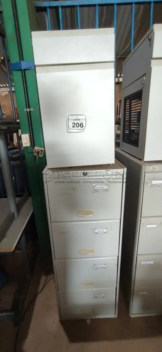 LOTE 206 - 01 ARQUIVO DE AÇO COM 04 GAVETAS E 01 ARMÁRIO BAIXO COM 01 GAVETA E SUPORTE PARA CPU. (NO ESTADO) ATENÇÃO! FAZER A VISITAÇÃO ANTES DE ARREMATAR, NÃO SABEMOS SE FUNCIONA, LEILÃO NÃO TEM GARANTIA E NEM DEVOLUÇÃO, SUJEITO A POSSÍVEIS AVARIAS VISÍVEIS/OCULTAS E/OU AUSÊNCIA DE COMPONENTES.