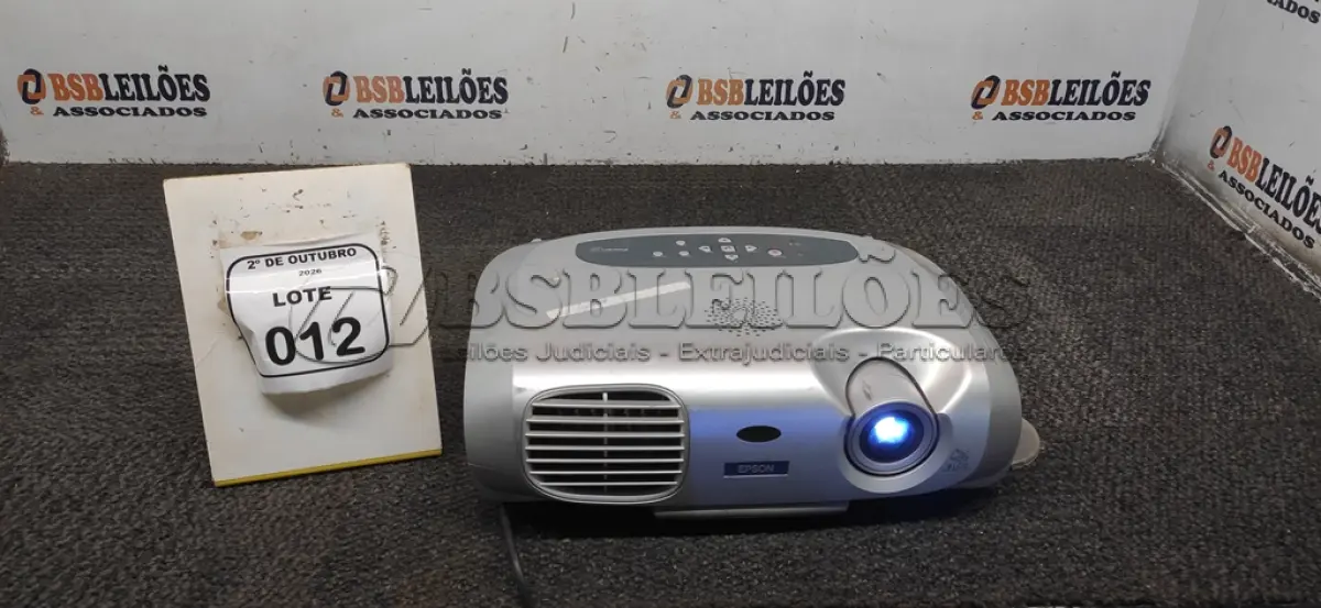 LOTE 012 - 01 PROJETOR MARCA EPSON SEM CABOS. (NO ESTADO) ATENÇÃO! FAZER A VISITAÇÃO ANTES DE ARREMATAR, NÃO SABEMOS SE FUNCIONA, LEILÃO NÃO TEM GARANTIA E NEM DEVOLUÇÃO, SUJEITO A POSSÍVEIS AVARIAS VISÍVEIS/OCULTAS E/OU AUSÊNCIA DE COMPONENTES.