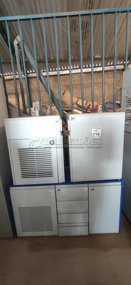 LOTE 114 - 01 RACK BAIXO COM 04 GAVETAS E 02 PORTAS E 02 ARMÁRIOS BAIXOS COM 01 GAVETA E SUPORTE PARA CPU. (NO ESTADO) ATENÇÃO! FAZER A VISITAÇÃO ANTES DE ARREMATAR, NÃO SABEMOS SE FUNCIONA, LEILÃO NÃO TEM GARANTIA E NEM DEVOLUÇÃO, SUJEITO A POSSÍVEIS AVARIAS VISÍVEIS/OCULTAS E/OU AUSÊNCIA DE COMPONENTES.