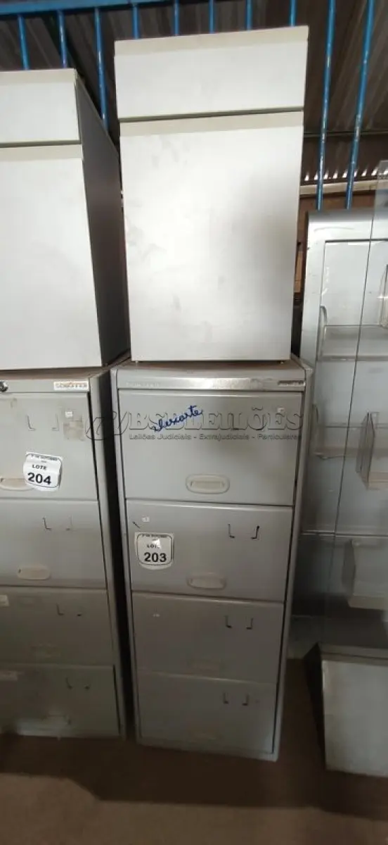 LOTE 203 - 01 ARQUIVO DE AÇO COM 04 GAVETAS E 01 ARMÁRIO BAIXO COM 01 GAVETA E SUPORTE PARA CPU. (NO ESTADO) ATENÇÃO! FAZER A VISITAÇÃO ANTES DE ARREMATAR, NÃO SABEMOS SE FUNCIONA, LEILÃO NÃO TEM GARANTIA E NEM DEVOLUÇÃO, SUJEITO A POSSÍVEIS AVARIAS VISÍVEIS/OCULTAS E/OU AUSÊNCIA DE COMPONENTES.