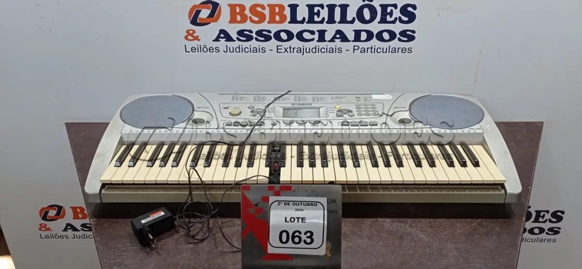 LOTE 063 - 01 TECLADO MUSICAL MODELO PSR-275 MARCA YAMAHA. (NO ESTADO) ATENÇÃO! FAZER A VISITAÇÃO ANTES DE ARREMATAR, NÃO SABEMOS SE FUNCIONA, LEILÃO NÃO TEM GARANTIA E NEM DEVOLUÇÃO, SUJEITO A POSSÍVEIS AVARIAS VISÍVEIS/OCULTAS E/OU AUSÊNCIA DE COMPONENTES.