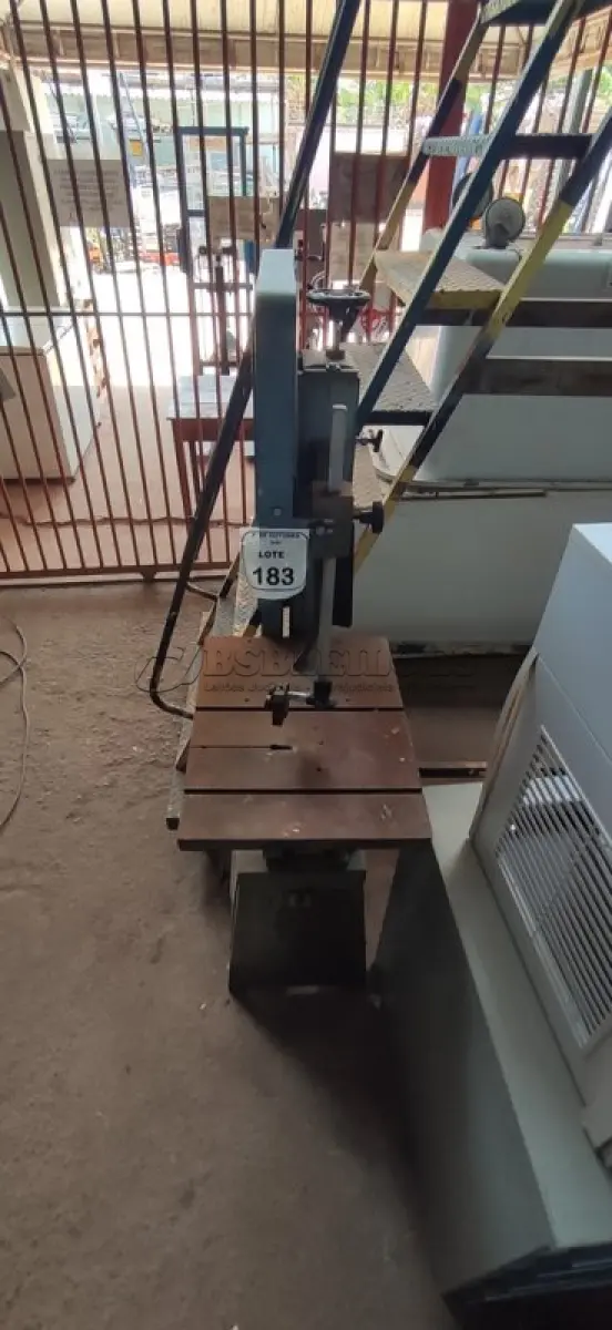 LOTE 183 - 01 SERRA FITA VERTICAL MARCA ACERBI. (NO ESTADO) ATENÇÃO! FAZER A VISITAÇÃO ANTES DE ARREMATAR, NÃO SABEMOS SE FUNCIONA, LEILÃO NÃO TEM GARANTIA E NEM DEVOLUÇÃO, SUJEITO A POSSÍVEIS AVARIAS VISÍVEIS/OCULTAS E/OU AUSÊNCIA DE COMPONENTES.