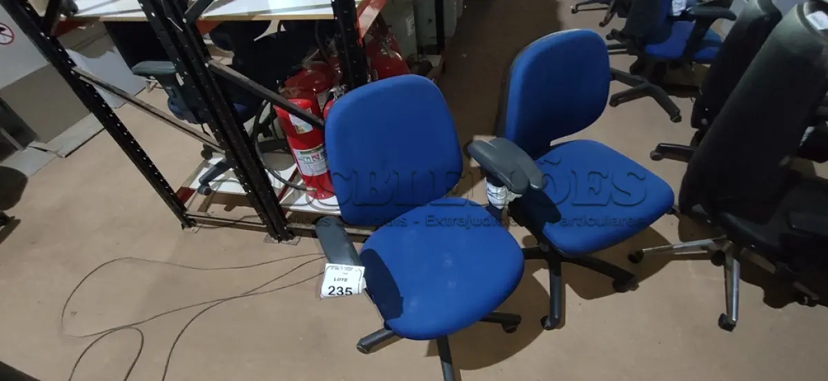 LOTE 235 - 02 CADEIRAS DE ESCRITÓRIO GIRATÓRIA. (NO ESTADO) ATENÇÃO! FAZER A VISITAÇÃO ANTES DE ARREMATAR, NÃO SABEMOS SE FUNCIONA, LEILÃO NÃO TEM GARANTIA E NEM DEVOLUÇÃO, SUJEITO A POSSÍVEIS AVARIAS VISÍVEIS/OCULTAS E/OU AUSÊNCIA DE COMPONENTES.