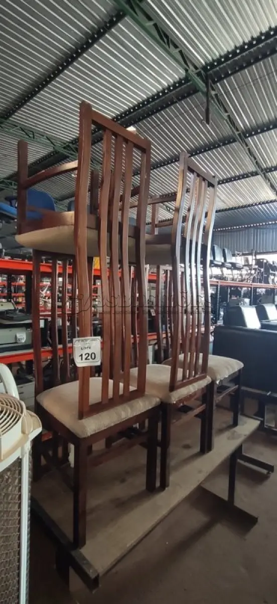 LOTE 120 - 05 CADEIRAS DE JANTAR EM MADEIRA COM ASSENTO ESTOFADO. (NO ESTADO) ATENÇÃO! FAZER A VISITAÇÃO ANTES DE ARREMATAR, NÃO SABEMOS SE FUNCIONA, LEILÃO NÃO TEM GARANTIA E NEM DEVOLUÇÃO, SUJEITO A POSSÍVEIS AVARIAS VISÍVEIS/OCULTAS E/OU AUSÊNCIA DE COMPONENTES.