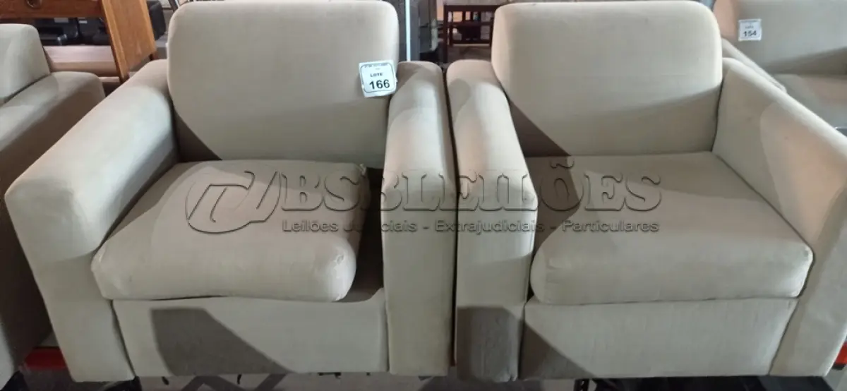 LOTE 166 - 02 POLTRONAS NA COR BEGE. (NO ESTADO) ATENÇÃO! FAZER A VISITAÇÃO ANTES DE ARREMATAR, NÃO SABEMOS SE FUNCIONA, LEILÃO NÃO TEM GARANTIA E NEM DEVOLUÇÃO, SUJEITO A POSSÍVEIS AVARIAS VISÍVEIS/OCULTAS E/OU AUSÊNCIA DE COMPONENTES.