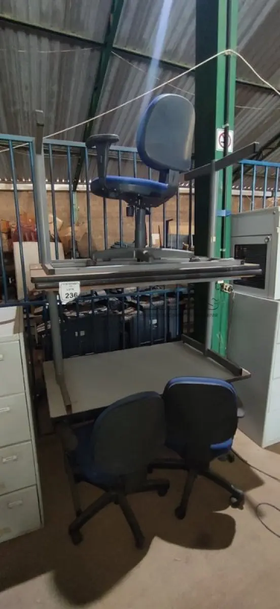 LOTE 236 - 03 CADEIRAS DE ESCRITÓRIO GIRATÓRIAS E 03 MESAS DE ESCRITÓRIO. (NO ESTADO) ATENÇÃO! FAZER A VISITAÇÃO ANTES DE ARREMATAR, NÃO SABEMOS SE FUNCIONA, LEILÃO NÃO TEM GARANTIA E NEM DEVOLUÇÃO, SUJEITO A POSSÍVEIS AVARIAS VISÍVEIS/OCULTAS E/OU AUSÊNCIA DE COMPONENTES.