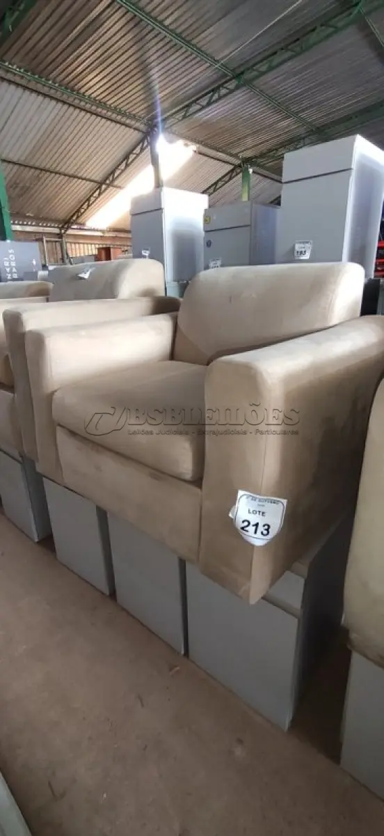 LOTE 213 - 01 POLTRONA E 02 ARMÁRIOS BAIXOS COM 01 GAVETA E SUPORTE PARA CPU. (NO ESTADO) ATENÇÃO! FAZER A VISITAÇÃO ANTES DE ARREMATAR, NÃO SABEMOS SE FUNCIONA, LEILÃO NÃO TEM GARANTIA E NEM DEVOLUÇÃO, SUJEITO A POSSÍVEIS AVARIAS VISÍVEIS/OCULTAS E/OU AUSÊNCIA DE COMPONENTES.