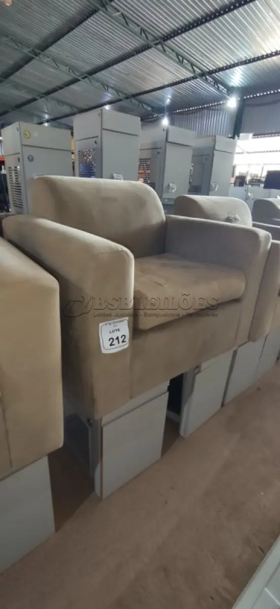 LOTE 212 - 01 POLTRONA E 02 ARMÁRIOS BAIXOS COM 01 GAVETA E SUPORTE PARA CPU. (NO ESTADO) ATENÇÃO! FAZER A VISITAÇÃO ANTES DE ARREMATAR, NÃO SABEMOS SE FUNCIONA, LEILÃO NÃO TEM GARANTIA E NEM DEVOLUÇÃO, SUJEITO A POSSÍVEIS AVARIAS VISÍVEIS/OCULTAS E/OU AUSÊNCIA DE COMPONENTES.