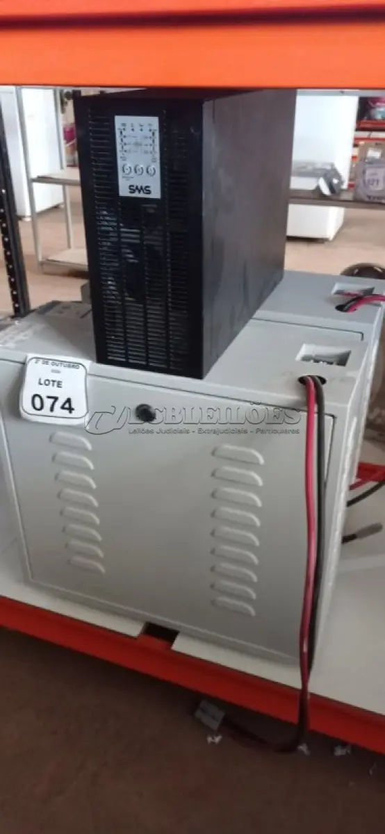 LOTE 074 - 01 NOBREAK DE 1684 VA MARCA SMS E 02 BANCOS DE BATERIAS VAZIOS. (NO ESTADO) ATENÇÃO! FAZER A VISITAÇÃO ANTES DE ARREMATAR, NÃO SABEMOS SE FUNCIONA, LEILÃO NÃO TEM GARANTIA E NEM DEVOLUÇÃO, SUJEITO A POSSÍVEIS AVARIAS VISÍVEIS/OCULTAS E/OU AUSÊNCIA DE COMPONENTES.
