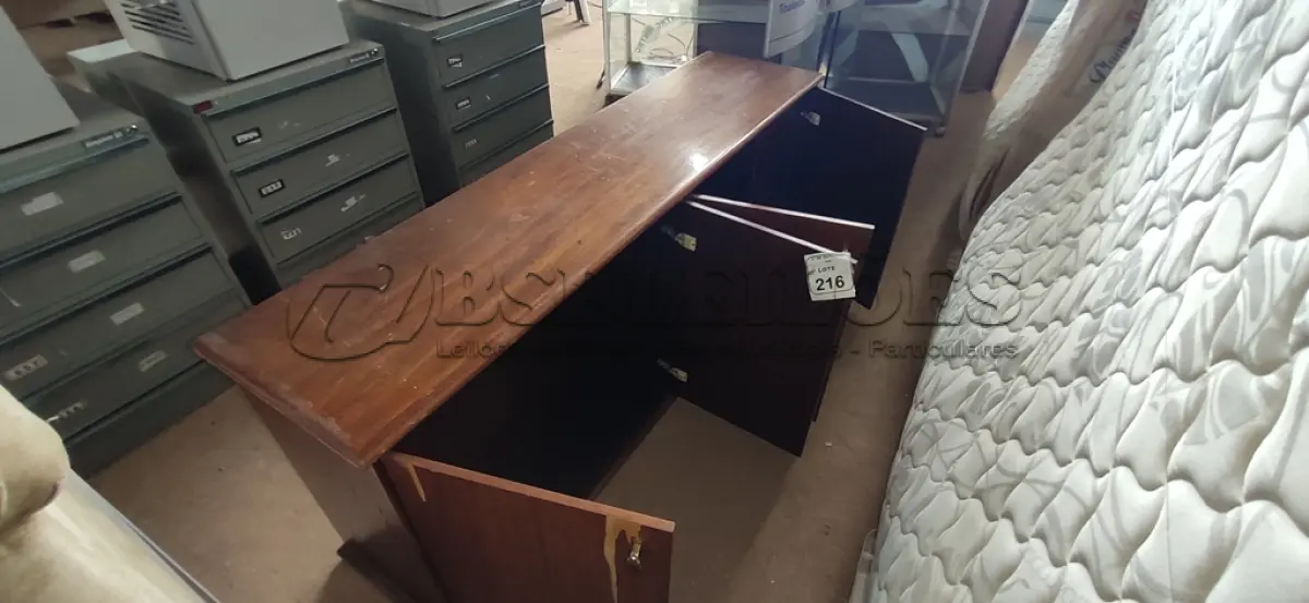 LOTE 216 - 01 ARMÁRIO BALCÃO DE 04 PORTAS EM MADEIRA. (NO ESTADO) ATENÇÃO! FAZER A VISITAÇÃO ANTES DE ARREMATAR, NÃO SABEMOS SE FUNCIONA, LEILÃO NÃO TEM GARANTIA E NEM DEVOLUÇÃO, SUJEITO A POSSÍVEIS AVARIAS VISÍVEIS/OCULTAS E/OU AUSÊNCIA DE COMPONENTES.