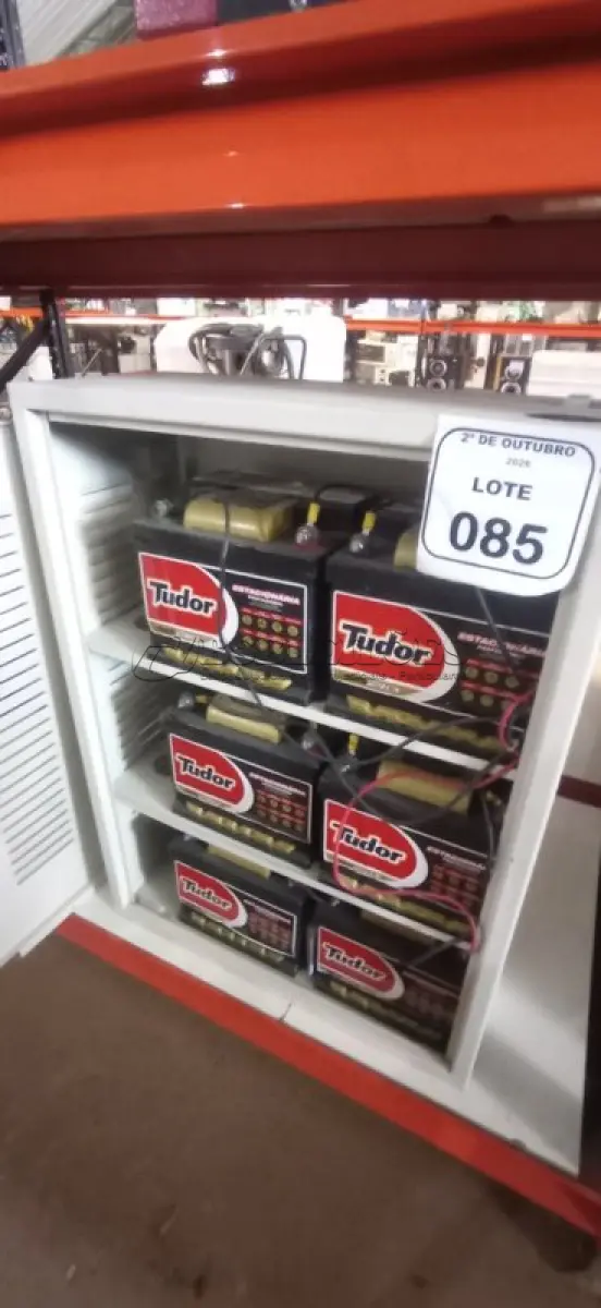 LOTE 085 - 01 BANCO DE BATERIAS COM 06 BATERIAS ESTACIONÁRIAS MARCA TUDOR. (NO ESTADO) ATENÇÃO! FAZER A VISITAÇÃO ANTES DE ARREMATAR, NÃO SABEMOS SE FUNCIONA, LEILÃO NÃO TEM GARANTIA E NEM DEVOLUÇÃO, SUJEITO A POSSÍVEIS AVARIAS VISÍVEIS/OCULTAS E/OU AUSÊNCIA DE COMPONENTES.