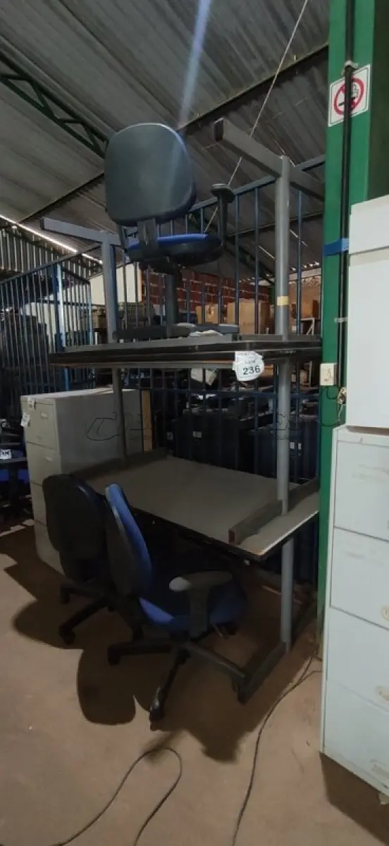 LOTE 236 - 03 CADEIRAS DE ESCRITÓRIO GIRATÓRIAS E 03 MESAS DE ESCRITÓRIO. (NO ESTADO) ATENÇÃO! FAZER A VISITAÇÃO ANTES DE ARREMATAR, NÃO SABEMOS SE FUNCIONA, LEILÃO NÃO TEM GARANTIA E NEM DEVOLUÇÃO, SUJEITO A POSSÍVEIS AVARIAS VISÍVEIS/OCULTAS E/OU AUSÊNCIA DE COMPONENTES.
