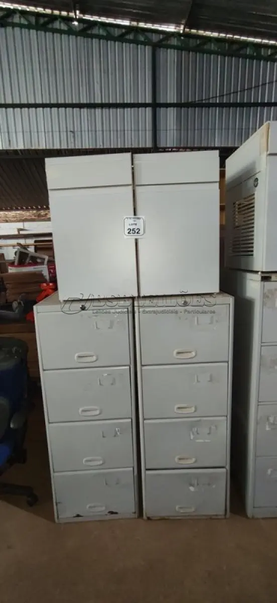 LOTE 252 - 02 ARQUIVOS DE AÇO COM 04 GAVETAS E 02 ARMÁRIOS BAIXO COM 01 GAVETA E SUPORTE PARA CPU. (NO ESTADO) ATENÇÃO! FAZER A VISITAÇÃO ANTES DE ARREMATAR, NÃO SABEMOS SE FUNCIONA, LEILÃO NÃO TEM GARANTIA E NEM DEVOLUÇÃO, SUJEITO A POSSÍVEIS AVARIAS VISÍVEIS/OCULTAS E/OU AUSÊNCIA DE COMPONENTES.