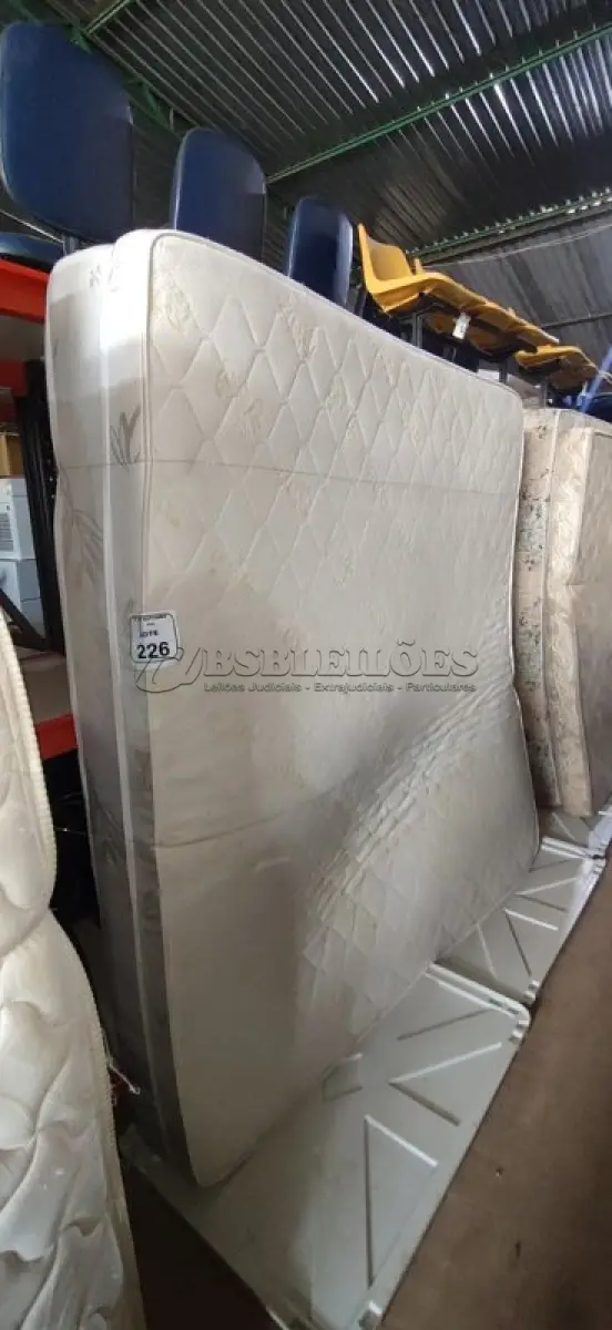 LOTE 226 - 01 COLCHÃO DE CASAL E 02 BASES. (NO ESTADO) ATENÇÃO! FAZER A VISITAÇÃO ANTES DE ARREMATAR, NÃO SABEMOS SE FUNCIONA, LEILÃO NÃO TEM GARANTIA E NEM DEVOLUÇÃO, SUJEITO A POSSÍVEIS AVARIAS VISÍVEIS/OCULTAS E/OU AUSÊNCIA DE COMPONENTES.