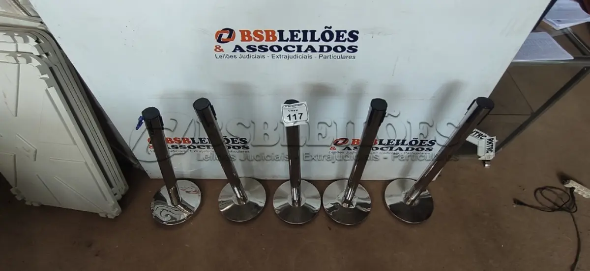 LOTE 117 - 05 ORGANIZADORES DE FILA CROMADOS DE 90CM CADA. (NO ESTADO) ATENÇÃO! FAZER A VISITAÇÃO ANTES DE ARREMATAR, NÃO SABEMOS SE FUNCIONA, LEILÃO NÃO TEM GARANTIA E NEM DEVOLUÇÃO, SUJEITO A POSSÍVEIS AVARIAS VISÍVEIS/OCULTAS E/OU AUSÊNCIA DE COMPONENTES.