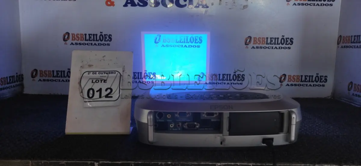 LOTE 012 - 01 PROJETOR MARCA EPSON SEM CABOS. (NO ESTADO) ATENÇÃO! FAZER A VISITAÇÃO ANTES DE ARREMATAR, NÃO SABEMOS SE FUNCIONA, LEILÃO NÃO TEM GARANTIA E NEM DEVOLUÇÃO, SUJEITO A POSSÍVEIS AVARIAS VISÍVEIS/OCULTAS E/OU AUSÊNCIA DE COMPONENTES.