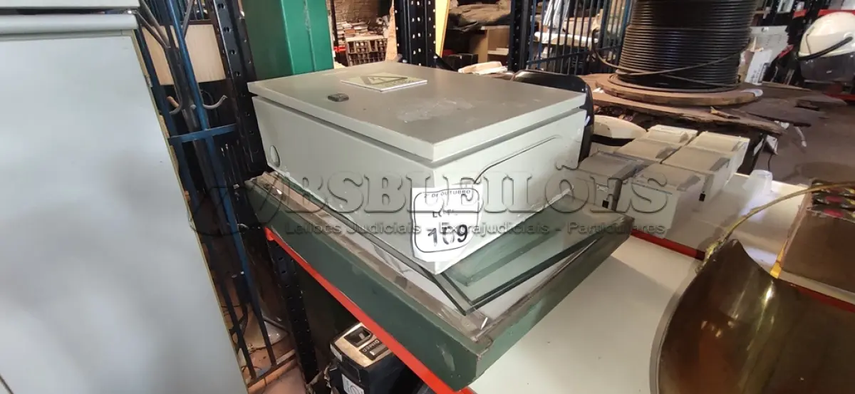 LOTE 109 - 01 CAIXA DE PASSAGEM ELÉTRICA, 01 NEGATOSCÓPIO DE 80X50CM E 04 VIDROS EM FORMATO TRAPEZOIDAL DE APROXIMADAMENTE 64CM. (NO ESTADO) ATENÇÃO! FAZER A VISITAÇÃO ANTES DE ARREMATAR, NÃO SABEMOS SE FUNCIONA, LEILÃO NÃO TEM GARANTIA E NEM DEVOLUÇÃO, SUJEITO A POSSÍVEIS AVARIAS VISÍVEIS/OCULTAS E/OU AUSÊNCIA DE COMPONENTES.