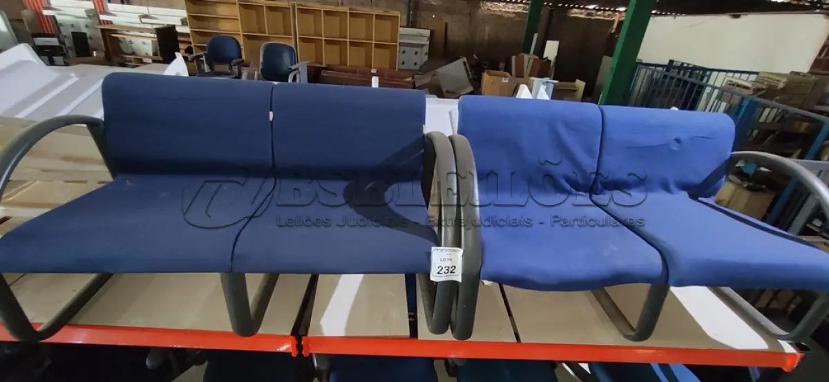 LOTE 232 - 02 POLTRONAS DE 02 LUGARES. (NO ESTADO) ATENÇÃO! FAZER A VISITAÇÃO ANTES DE ARREMATAR, NÃO SABEMOS SE FUNCIONA, LEILÃO NÃO TEM GARANTIA E NEM DEVOLUÇÃO, SUJEITO A POSSÍVEIS AVARIAS VISÍVEIS/OCULTAS E/OU AUSÊNCIA DE COMPONENTES.