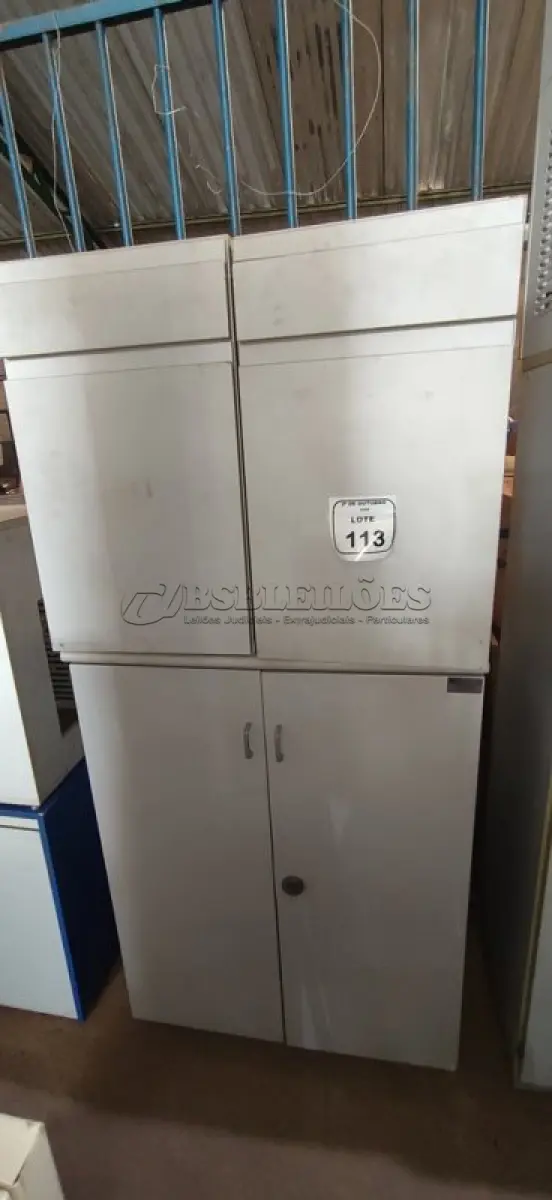 LOTE 113 - 02 ARMÁRIOS BAIXOS COM 01 GAVETA E SUPORTE PARA CPU E 01 ARMÁRIO BAIXO COM 02 PORTAS EM MADEIRA. (NO ESTADO) ATENÇÃO! FAZER A VISITAÇÃO ANTES DE ARREMATAR, NÃO SABEMOS SE FUNCIONA, LEILÃO NÃO TEM GARANTIA E NEM DEVOLUÇÃO, SUJEITO A POSSÍVEIS AVARIAS VISÍVEIS/OCULTAS E/OU AUSÊNCIA DE COMPONENTES.