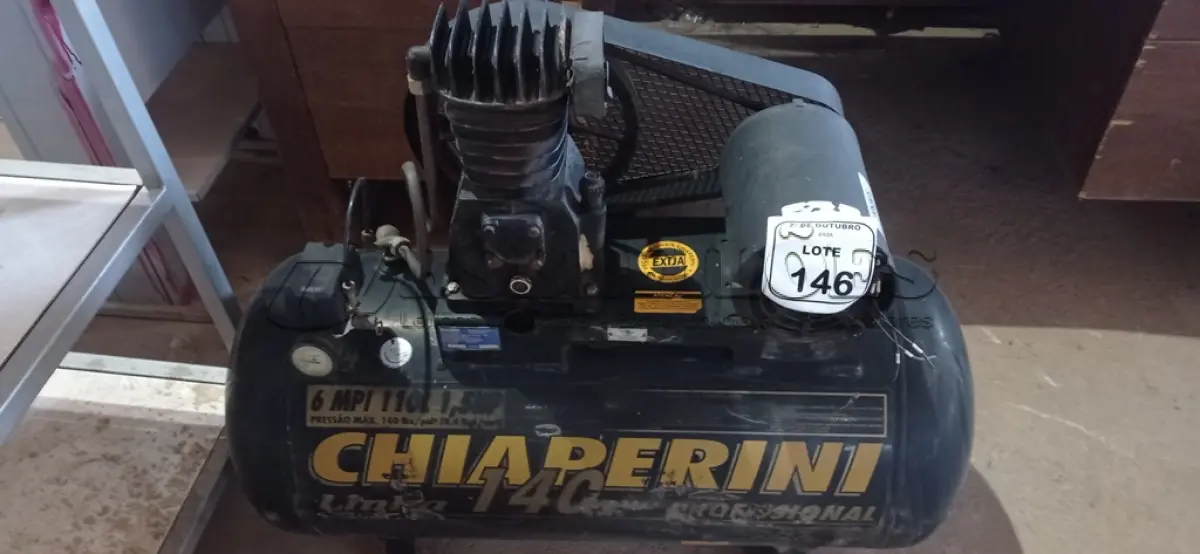 LOTE 146 - 01 COMPRESSOR DE AR PROFISSIONAL 6MPI 110L 1,5HP 140IBS MARCA CHIAPERINI. (NO ESTADO) ATENÇÃO! FAZER A VISITAÇÃO ANTES DE ARREMATAR, NÃO SABEMOS SE FUNCIONA, LEILÃO NÃO TEM GARANTIA E NEM DEVOLUÇÃO, SUJEITO A POSSÍVEIS AVARIAS VISÍVEIS/OCULTAS E/OU AUSÊNCIA DE COMPONENTES.
