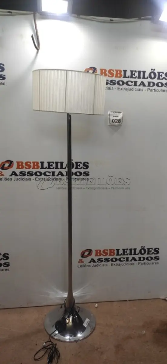 LOTE 028 - 01 ABAJUR DE COLUNA. (NO ESTADO) ATENÇÃO! FAZER A VISITAÇÃO ANTES DE ARREMATAR, NÃO SABEMOS SE FUNCIONA, LEILÃO NÃO TEM GARANTIA E NEM DEVOLUÇÃO, SUJEITO A POSSÍVEIS AVARIAS VISÍVEIS/OCULTAS E/OU AUSÊNCIA DE COMPONENTES.