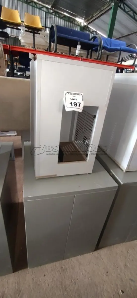 LOTE 197 - 01 ARQUIVO BAIXO DE AÇO COM 05 GAVETAS E 01 ARMÁRIO BAIXO COM 01 GAVETA E SUPORTE PARA CPU. (NO ESTADO) ATENÇÃO! FAZER A VISITAÇÃO ANTES DE ARREMATAR, NÃO SABEMOS SE FUNCIONA, LEILÃO NÃO TEM GARANTIA E NEM DEVOLUÇÃO, SUJEITO A POSSÍVEIS AVARIAS VISÍVEIS/OCULTAS E/OU AUSÊNCIA DE COMPONENTES.