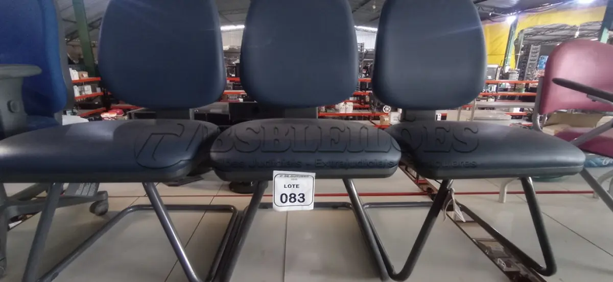 LOTE 083 - 03 CADEIRAS DE PÉS FIXOS. (NO ESTADO) ATENÇÃO! FAZER A VISITAÇÃO ANTES DE ARREMATAR, NÃO SABEMOS SE FUNCIONA, LEILÃO NÃO TEM GARANTIA E NEM DEVOLUÇÃO, SUJEITO A POSSÍVEIS AVARIAS VISÍVEIS/OCULTAS E/OU AUSÊNCIA DE COMPONENTES.