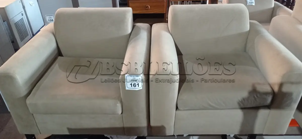 LOTE 161 - 02 POLTRONAS NA COR BEGE. (NO ESTADO) ATENÇÃO! FAZER A VISITAÇÃO ANTES DE ARREMATAR, NÃO SABEMOS SE FUNCIONA, LEILÃO NÃO TEM GARANTIA E NEM DEVOLUÇÃO, SUJEITO A POSSÍVEIS AVARIAS VISÍVEIS/OCULTAS E/OU AUSÊNCIA DE COMPONENTES.