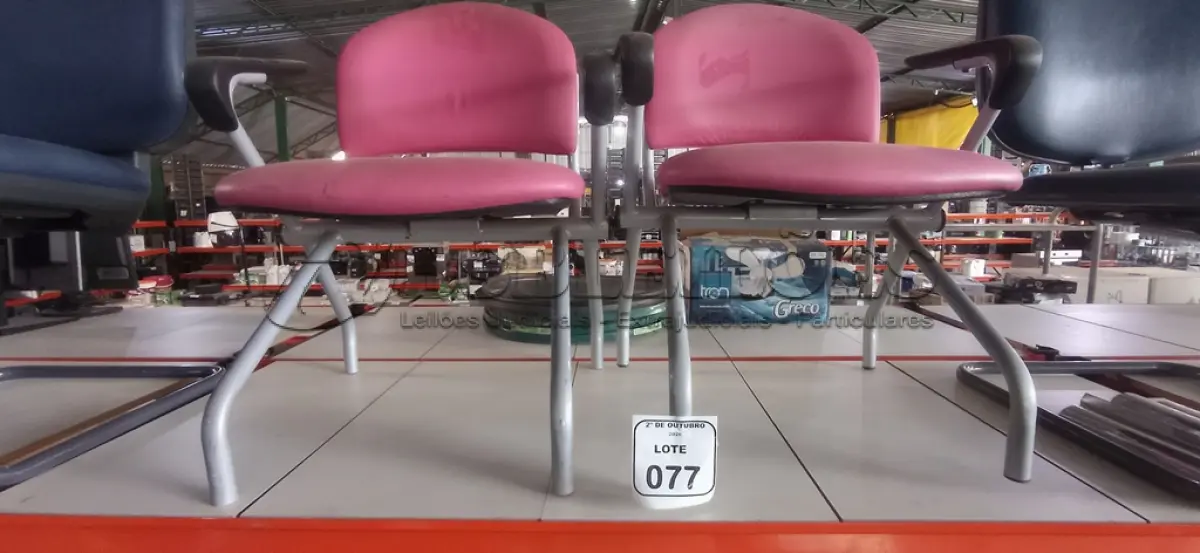 LOTE 077 - 02 CADEIRAS COM ASSENTO DOBRÁVEL NA COR ROSA. (NO ESTADO) ATENÇÃO! FAZER A VISITAÇÃO ANTES DE ARREMATAR, NÃO SABEMOS SE FUNCIONA, LEILÃO NÃO TEM GARANTIA E NEM DEVOLUÇÃO, SUJEITO A POSSÍVEIS AVARIAS VISÍVEIS/OCULTAS E/OU AUSÊNCIA DE COMPONENTES.
