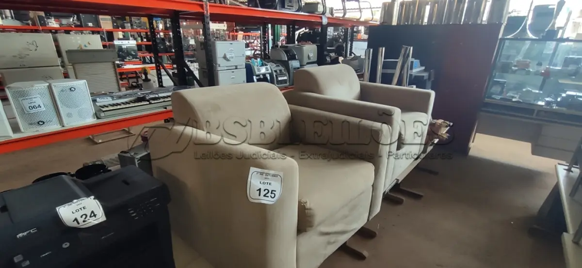 LOTE 125 - 02 POLTRONAS ESTOFADAS NA COR BEGE. (NO ESTADO) ATENÇÃO! FAZER A VISITAÇÃO ANTES DE ARREMATAR, NÃO SABEMOS SE FUNCIONA, LEILÃO NÃO TEM GARANTIA E NEM DEVOLUÇÃO, SUJEITO A POSSÍVEIS AVARIAS VISÍVEIS/OCULTAS E/OU AUSÊNCIA DE COMPONENTES.