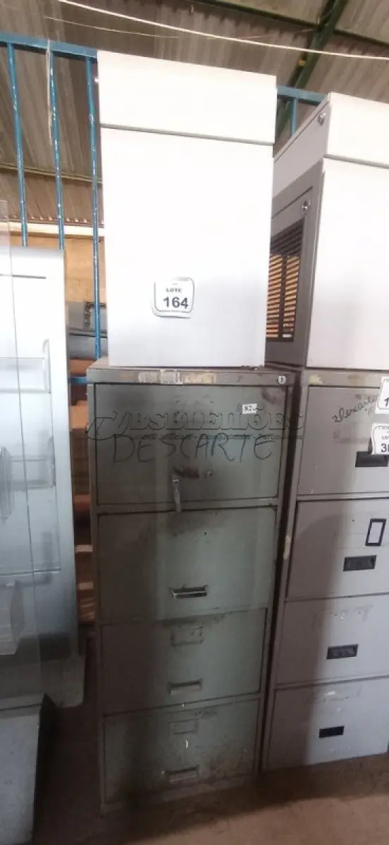 LOTE 164 - 01 ARQUIVO DE AÇO COM 04 GAVETAS EM AÇO E 01 ARMÁRIO BAIXO COM 01 GAVETA E SUPORTE PARA CPU. (NO ESTADO) ATENÇÃO! FAZER A VISITAÇÃO ANTES DE ARREMATAR, NÃO SABEMOS SE FUNCIONA, LEILÃO NÃO TEM GARANTIA E NEM DEVOLUÇÃO, SUJEITO A POSSÍVEIS AVARIAS VISÍVEIS/OCULTAS E/OU AUSÊNCIA DE COMPONENTES.